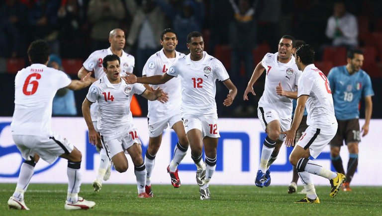لاعبي المنتخب المصري بعد التسجيل في مرمى منتخب إيطاليا 2009