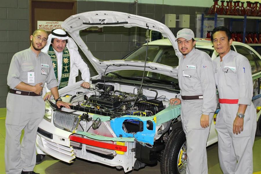 شباب سعوديون يصممون سيارة كهربائية صديقة للبيئة