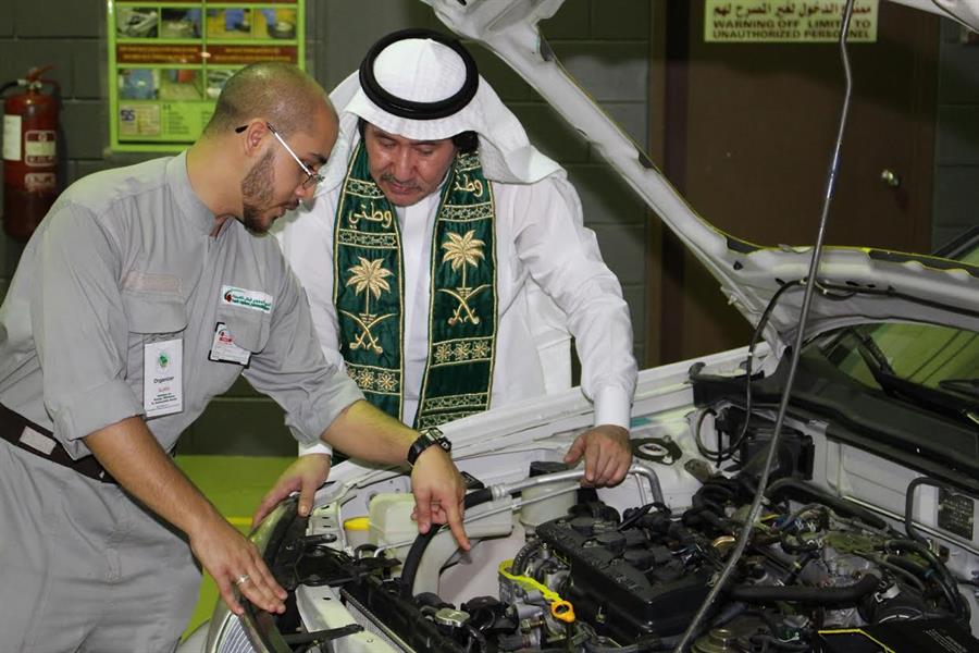 شباب سعوديون يصممون سيارة كهربائية صديقة للبيئة
