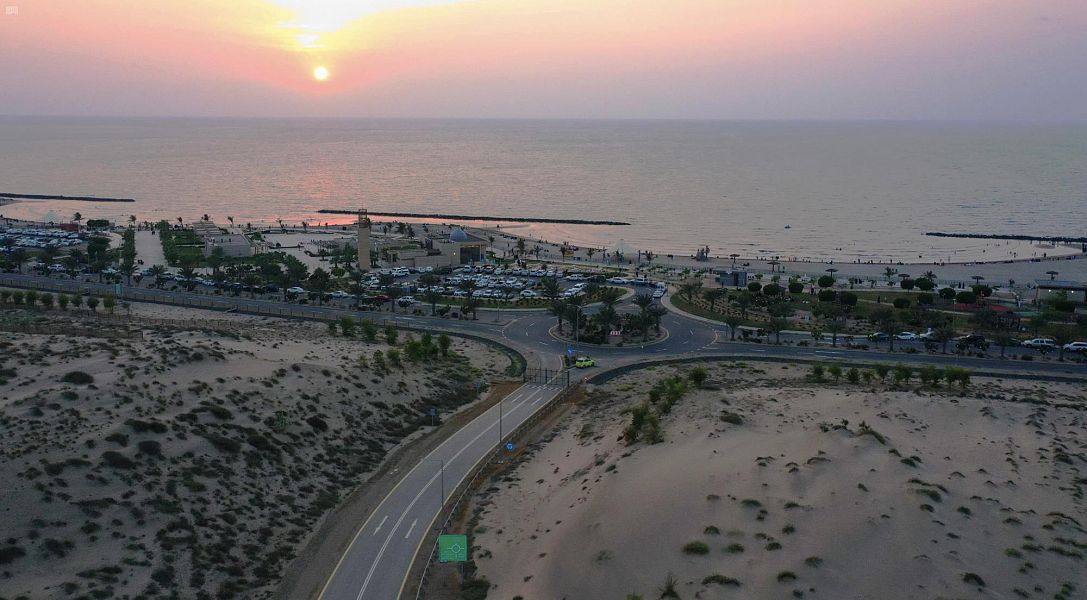 شاطئ بيش السياحي يلفت أنظار المتنزهين والباحثين عن الجمال