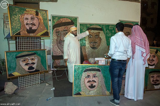 سعودي يتطلع لـ «جينيس» بجدارية من 50 ألف عملة معدنية
