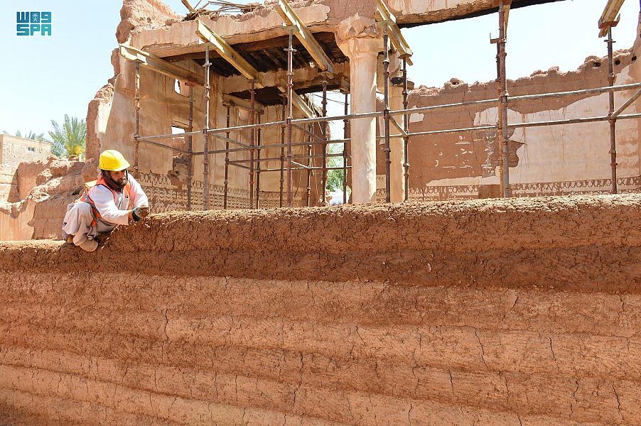 بناء وترميم البيوت الطينية في حائل هوية ونمط متوارث في المنطقة