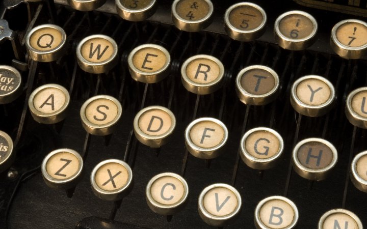 لماذا تبدأ لوحة المفاتيح بحروف “QWERTY” كويرتي؟