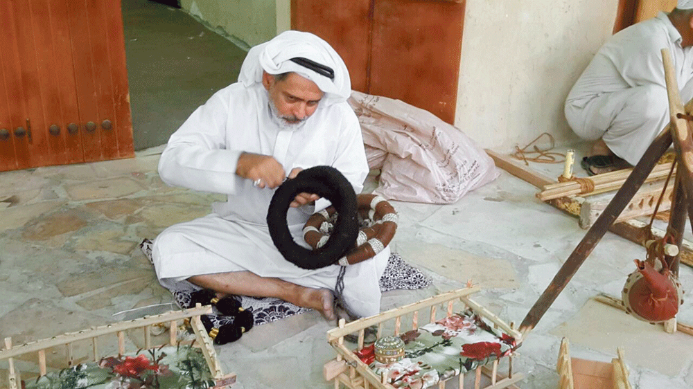 الحرفي عيسى العيسى صانع أثقل عقال حساوي 