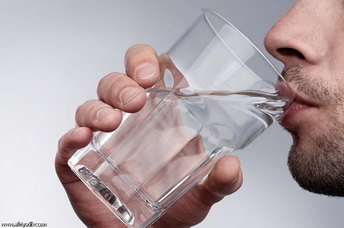 استشاري تغذية ينصح بشرب 300 ملم ماء كل ساعتين في رمضان