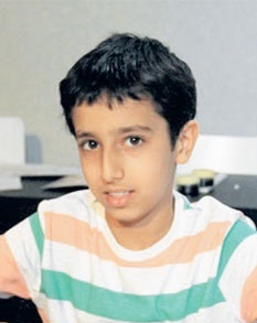 الطفل “عبدالله العييدي” يتقن خمس خطوط عربية و يحلم بنسخ المصحف