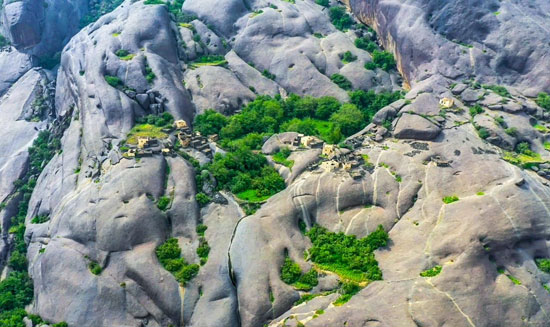 قرية "غيه" متربعة على صخرة ملساء على ارتفاع 700 متر 