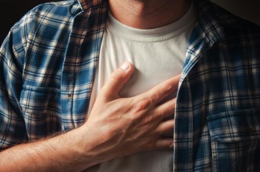 كيفية التمييز بين حرقة الصدر والنوبة القلبية