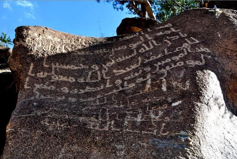 صخور الطائف توثق الحضور القوي للخط العربي الإسلامي في مراحله المبكرة