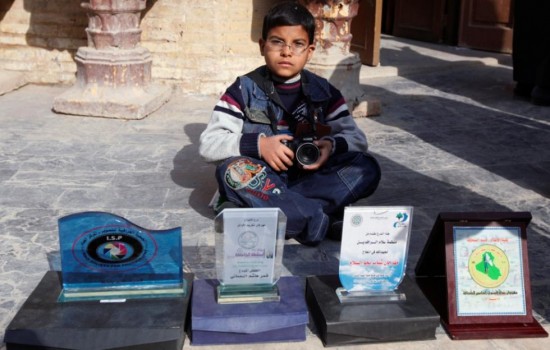 الطفل العراقي قمر هاشم أصغر مصوّر في العالم