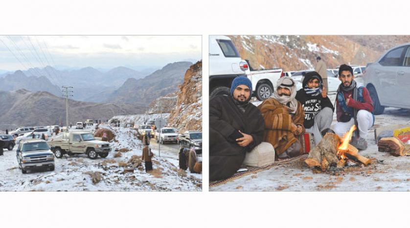 السعوديون يعيشون تجربة تساقط الثلوج في جبل اللوز