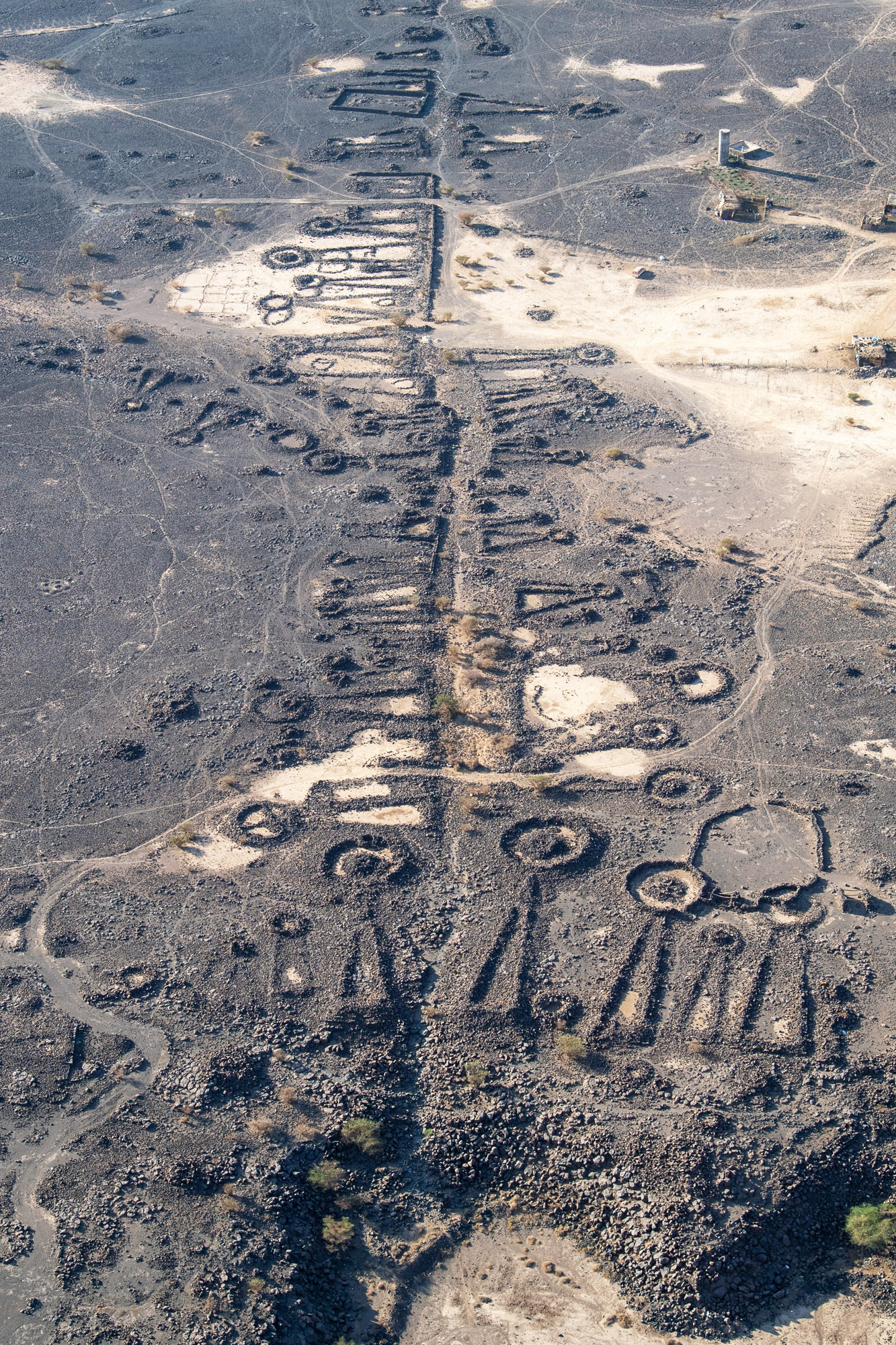 مقابر قديمة تكشف أسرار شبكة طرق عمرها 4500 عام