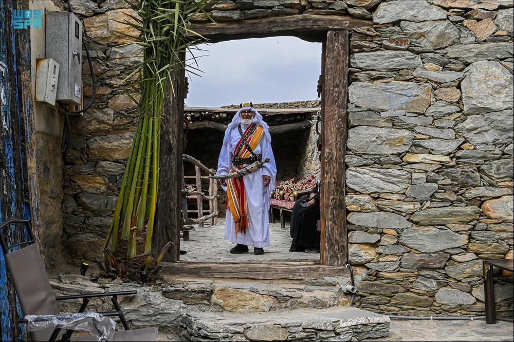  الأزياء التراثية تجذب زوار فعالية الدار بقرية آل موسى التراثية بالباحة