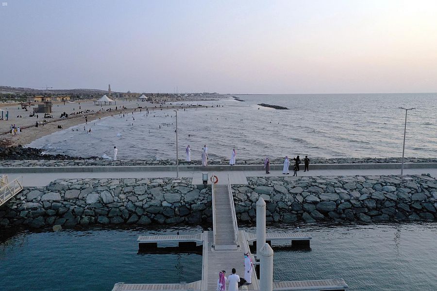 شاطئ بيش السياحي يلفت أنظار المتنزهين والباحثين عن الجمال