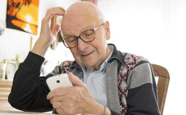 دراسة جديدة... استخدام كبار السن للإنترنت يقلل مخاطر الإصابة بالخرف