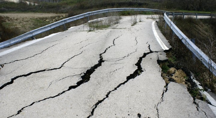 كيف تهتز الأرض ويصير الزلزال ؟