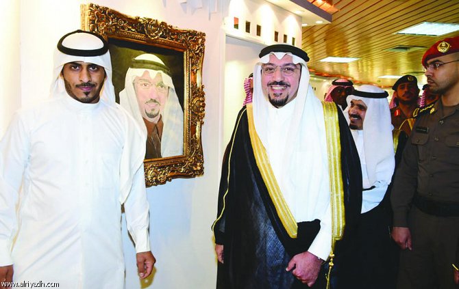 الأمير د. فيصل بن مشعل خلال زيارة الركن الفني أمير القصيم يرعى افتتاح مهرجان عنيزة الخامس للثقافة