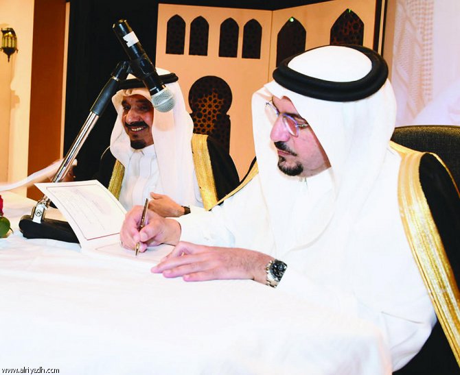 سموه خلال تدشين كتاب د. الخويطر أمير القصيم يرعى افتتاح مهرجان عنيزة الخامس للثقافة