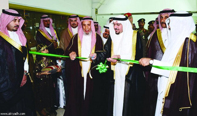 سموه.. يفتتح ركن الوثائق أمير القصيم يرعى افتتاح مهرجان عنيزة الخامس للثقافة
