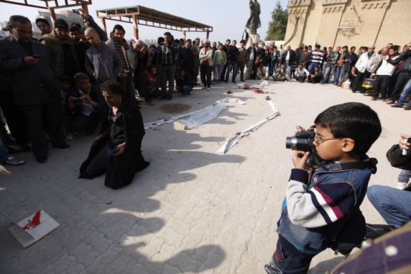 الطفل العراقي قمر هاشم أصغر مصوّر في العالم