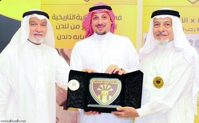 د. عبدالرزاق بكر وابنه هيثم وشقيقه م. عبدالله بكر مجموعة الوفاء الاتحادية تكرم نجومها في الثمانينيات الهجرية