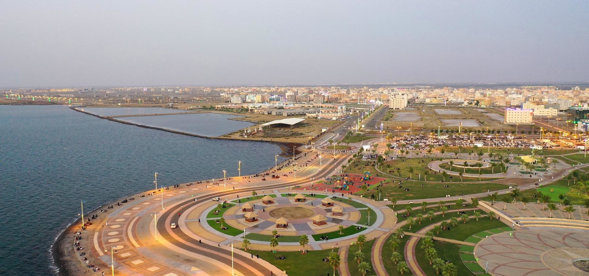طريق الواجهة البحرية بمدينة جيزان.. أيقونةٌ عصريةٌ تعزز المشهد السياحي وتستقطب الأهالي والزوار