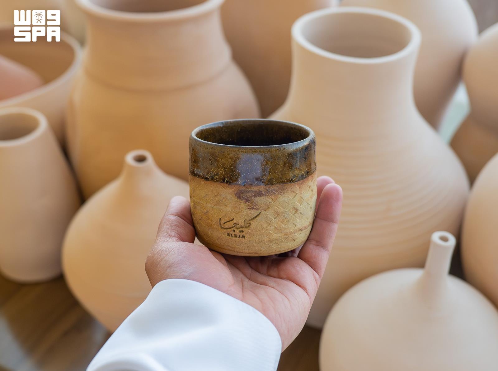 النقش على الفخار في القصيم.. إرث حرفي يجسد هوية المكان