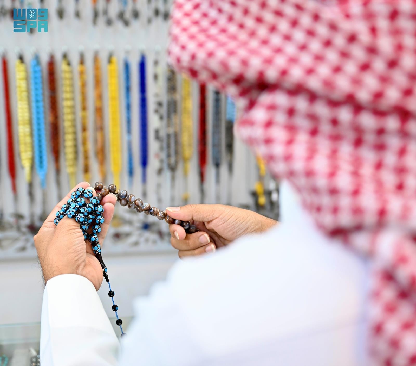 السبحة.. تراث متجذرٌ وحرفة حاضرة في أسواق القصيم