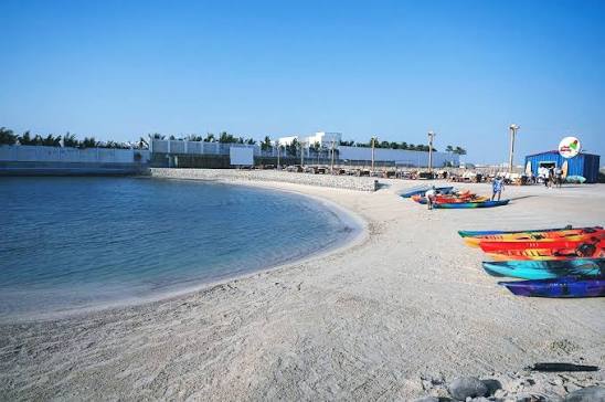 شاطئ "خور جدة".. وجهةُ عشاق الألعاب المائية في عروس البحر الأحمر
