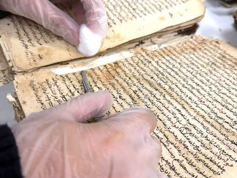 مكتبة الملك عبدالعزيز ترمم 10861 وثيقة ومخطوطة نادرة  