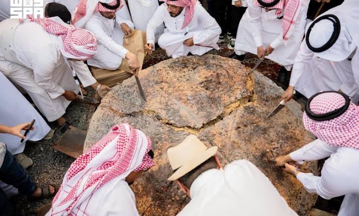 "الخبزة المقناة".. تراث يثري تجربة زوّار صيف منطقة الباحة