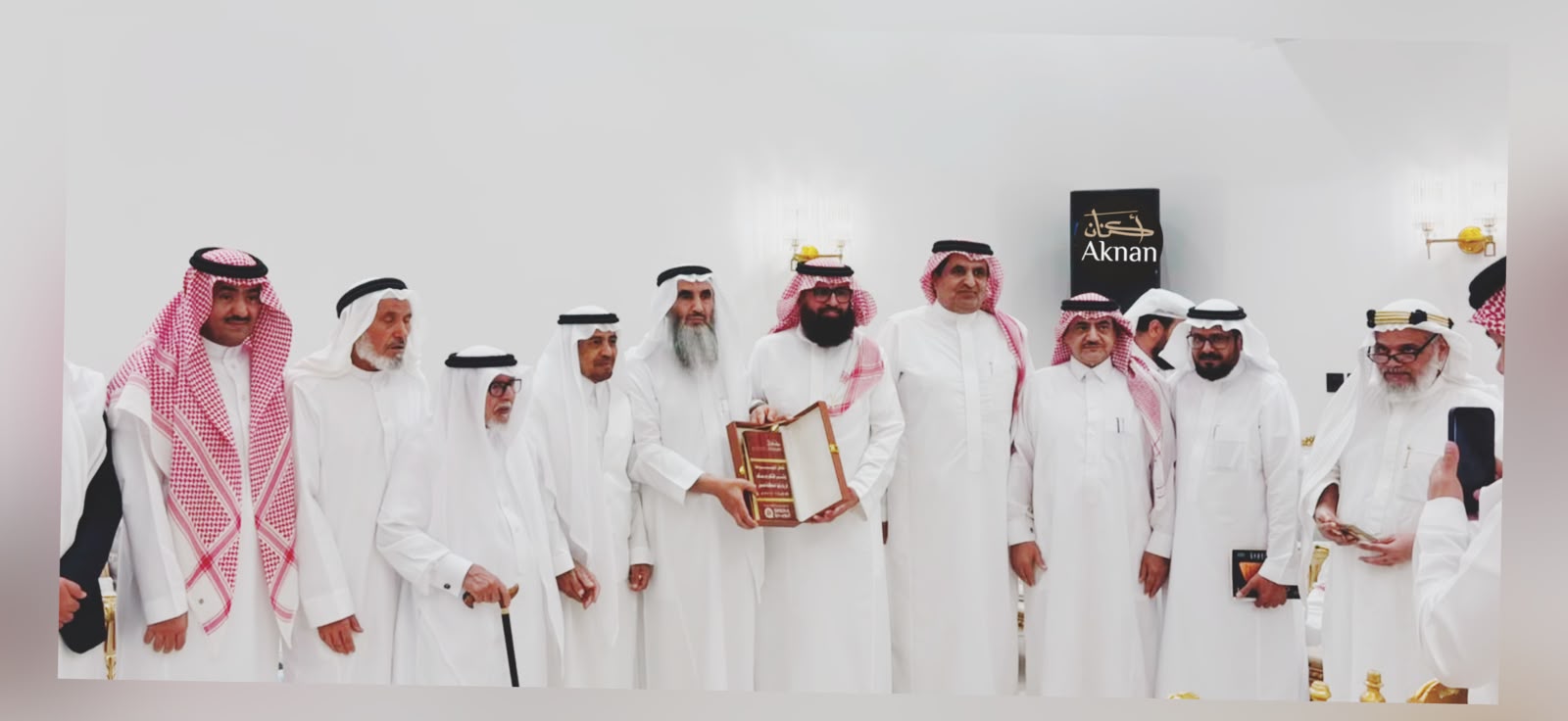 أسرة  آل عبدالعزيز تحتفي بوفد موسوعة كيوبيديا العالميّة في سراة عبيدة