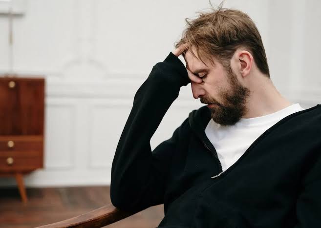 لماذا يهاجمك القلق فجأة مع بداية الخريف؟