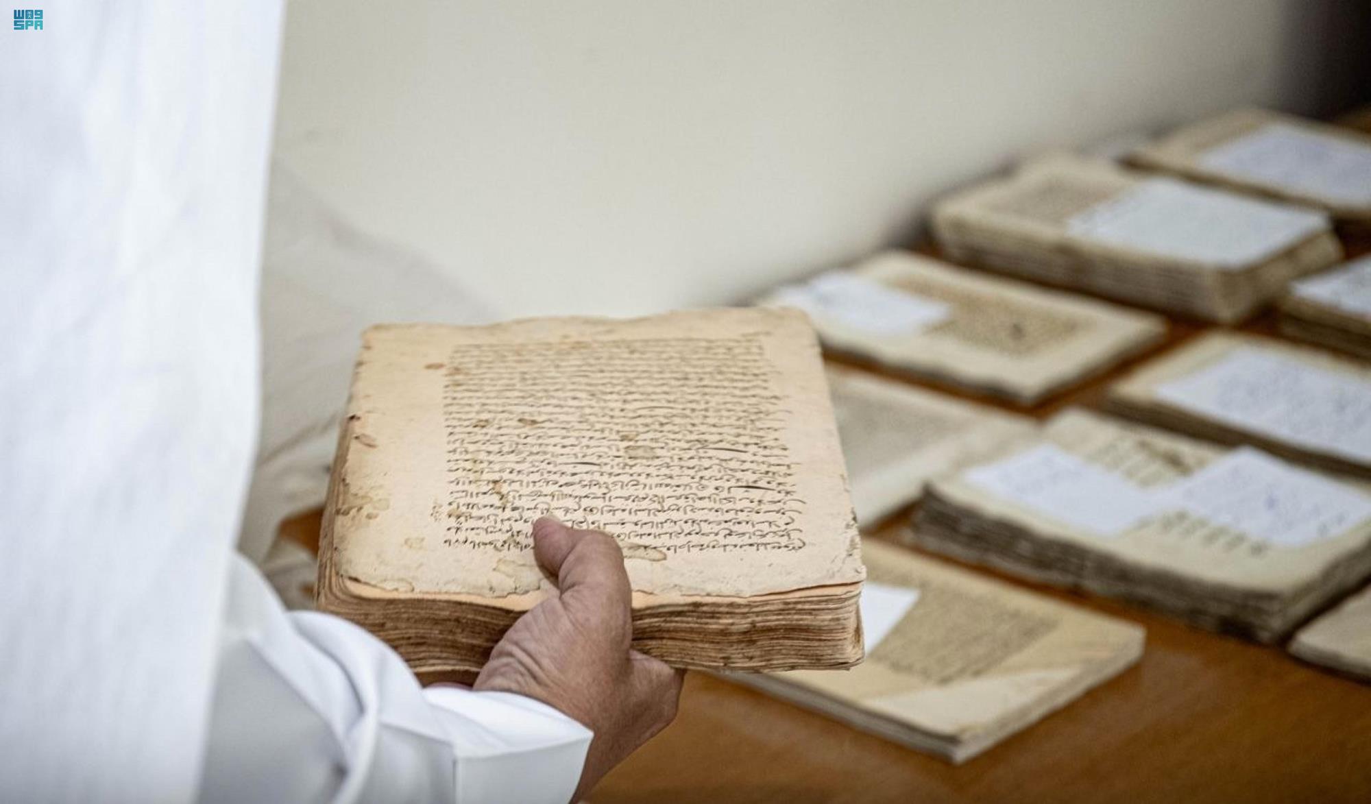 قرابة 10 آلاف كتاب نادر.. مكتبة الحرم المكي الشريف تحفظ الإرث العلمي وتبني جسور المعرفة للأجيال