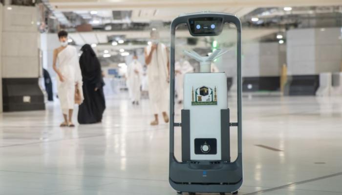  الذكاء الاصطناعي في خدمة الحجاج والمعتمرين: من الإجابة عن الأسئلة إلى إدارة الحشود
