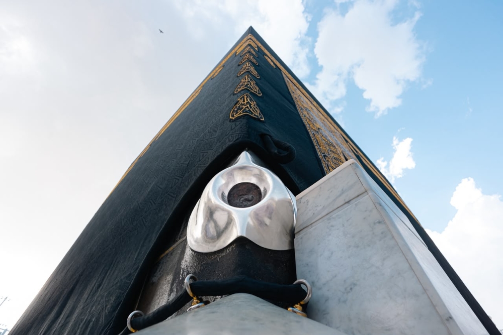  الحجر الأسود.. أثرٌ من الجنة تتعانق عنده قدسية المكان وعراقة التاريخ