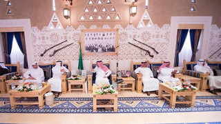 الملك سلمان يلتقي عدداً من المسؤولين الخليجيين