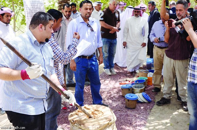 وفد عالمي يطلع على تجربة مكافحة «سوسة النخيل الحمراء» بالأحساء