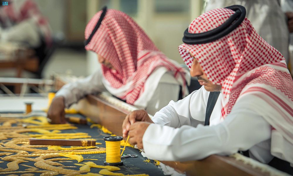 بالحرير والذهب والفضة.. يُحَاك ويُطرَّزُ ثوبُ الكعبة المشرفة كل عام