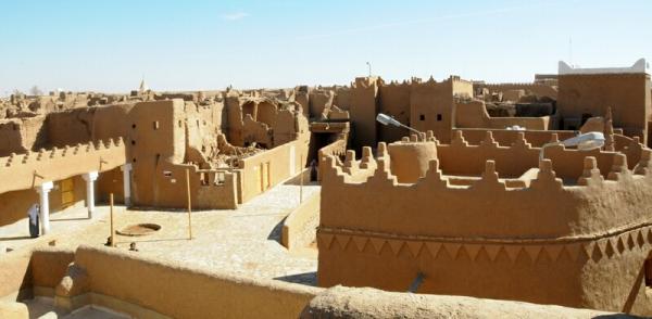 "شقراء" بأسوارها وأبراجها الطينية تغير وجه التراث السعودي