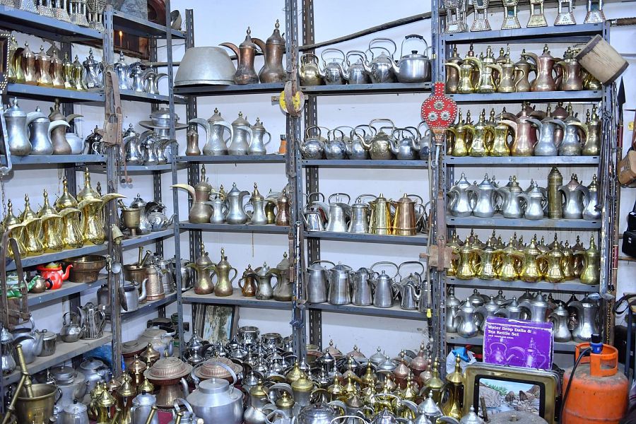 أشهرها " القريشيات ".. صناعة الدلال بحائل عرفت قبل 100 عام