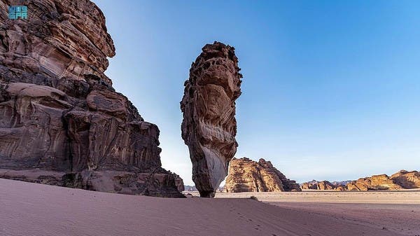 كتلة صخرية بأم سرهيج .. معلم جغرافي بارز بصحراء حسمى بتبوك