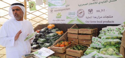 إماراتي يعرض محصول مزرعته بمحل بدون بائع