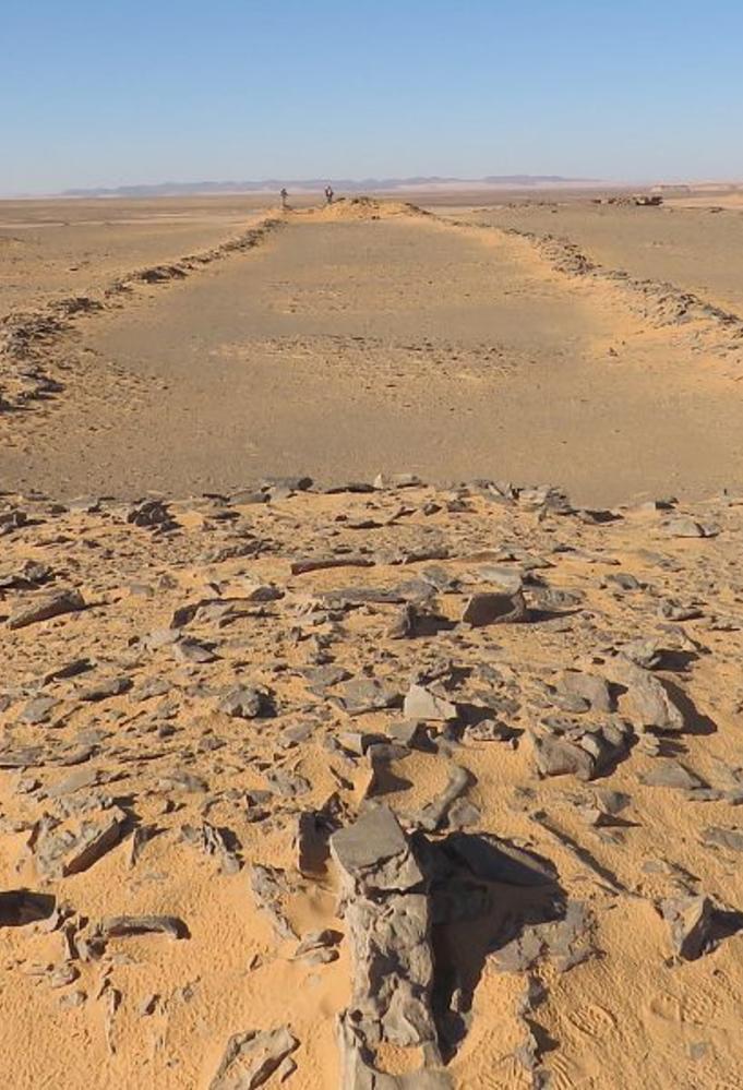 جبل الظلّيات بالجوف يحتوي على منشآت حجرية تعود لـ9 آلاف عام