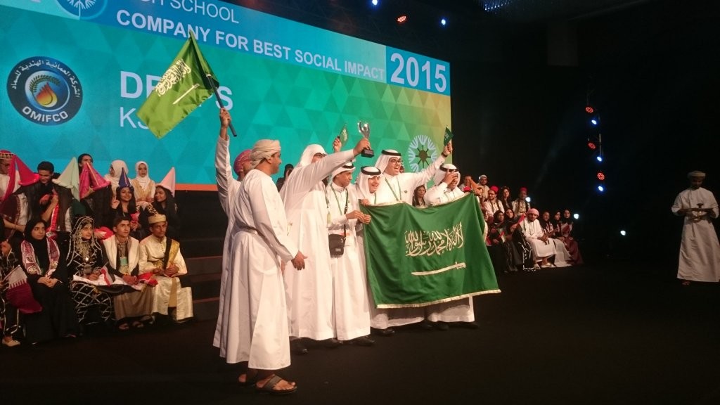 طلاب جدة الأوائل عربياً بأفضل اختراع