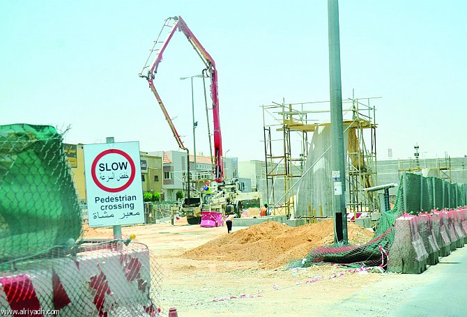 مشروعات العاصمة الضخمة تقلق الجهة المنفذة والمواطن.. زحام مروري يخنق السكان والعمل يسير ببطء