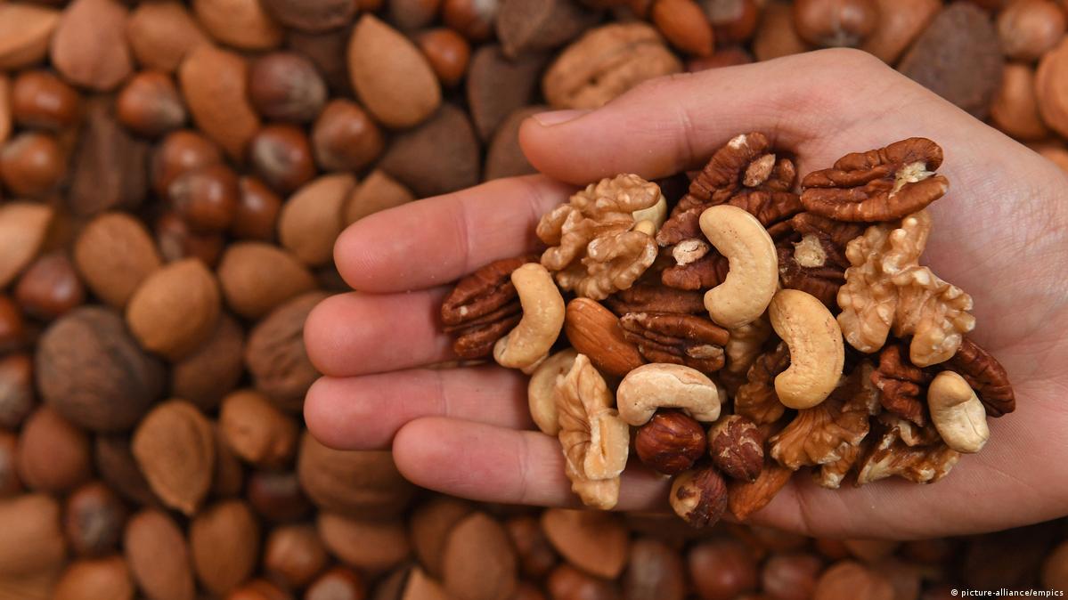 لماذا يُنصح بتناول المكسرات يوميًا؟