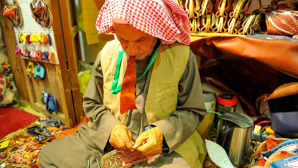 40 عاماً في صناعة حذاء "الزبيرية"