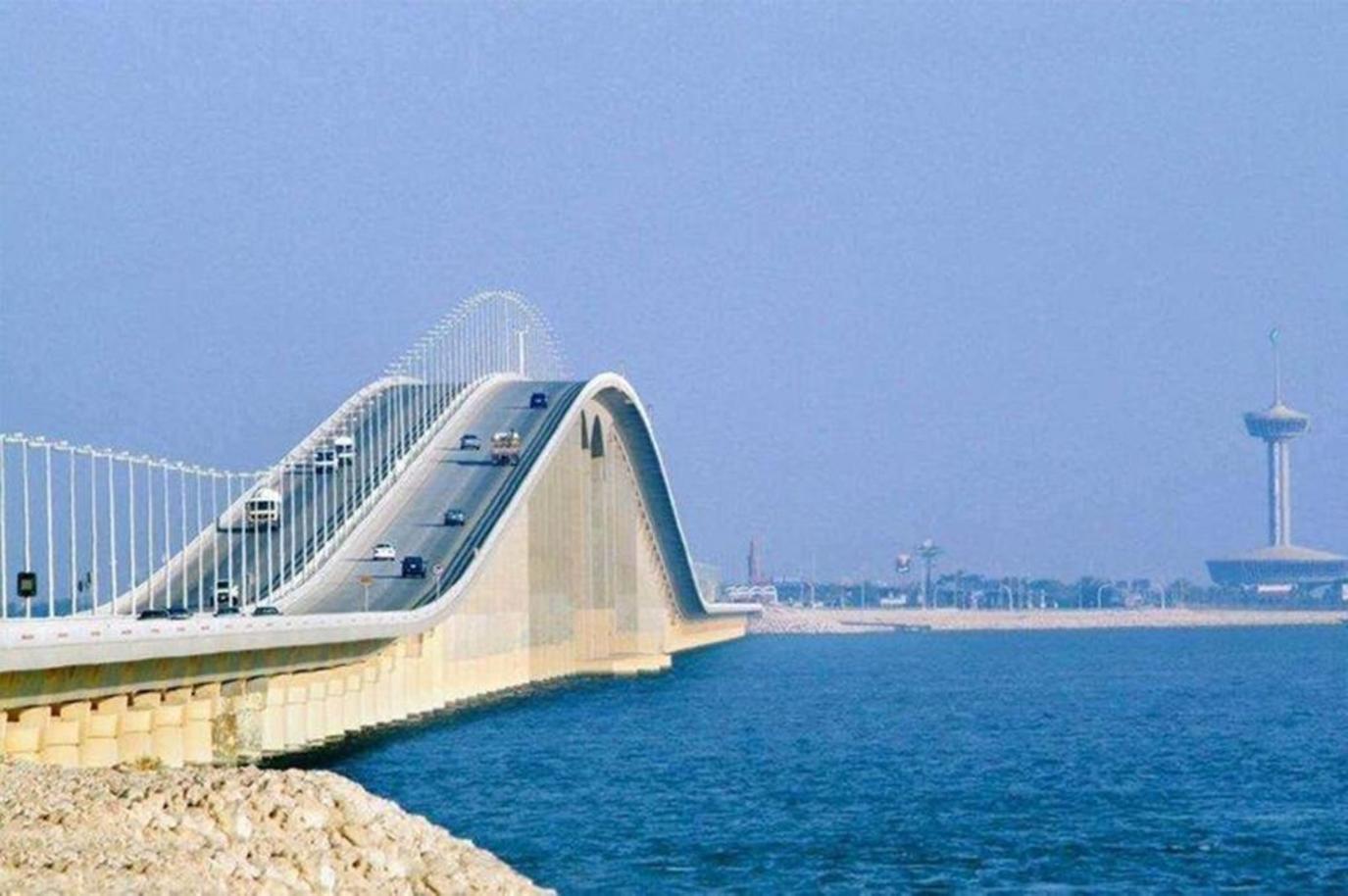 «جسر الملك فهد»... 36 عاماً من روابط المحبة والتعاون بين المملكتين