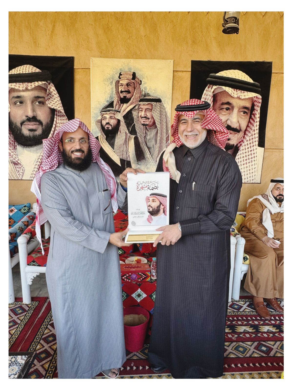 كتاب بصمة مبهرة يرصد إنجازات سمو ولي العهد ومنجزاته العالمية بالعربية والإنجليزية والراجحي يحتفظ بنسخة ويثني على إنجازات رؤية المملكة